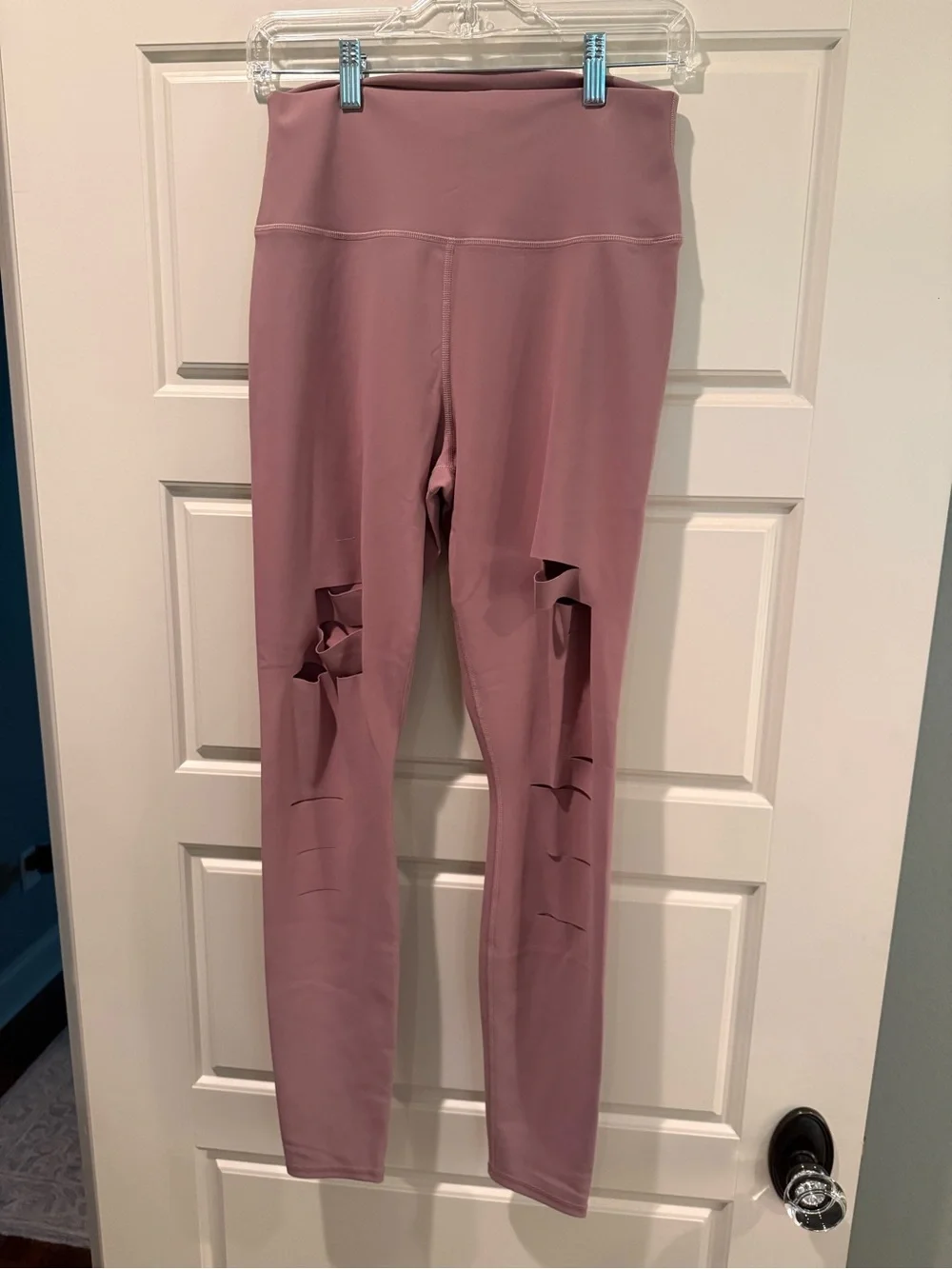Alo High-Rise Ripped Leggings in Mauve L